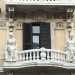 La loggia nobile del palazzo Atti sulla quale, oltre al gruppo scultoreo si nota lo stemma di famiglia che reca le lettere A.A (Arturo Atti)